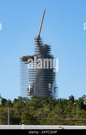 Wolgograd, Russland - 26. August 2019: Wiederaufbau des Denkmals Motherland in Wolgograd, Gerüst um die Statue Stockfoto