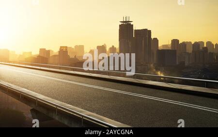 Leerer Asphalt mit moderner Skyline im Stadtbild Stockfoto