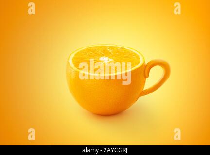 Schale mit orangefarbenem Obst isoliert auf orangefarbenem Hintergrund. Saftkonzept mit frischen Früchten. Stockfoto