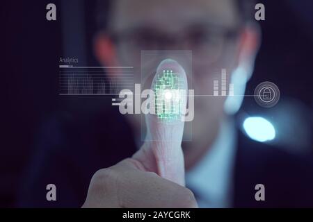Junge Geschäftsleute scannen Fingerabdrücke für Identitätsanalysen Stockfoto