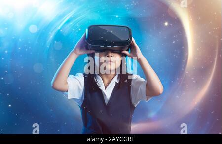 Kleine süße Asiatin virtuellen Realität tragen Brillen mit erstaunlich futuristische Kosmos virtuelle imaging-Hintergrund. Stockfoto