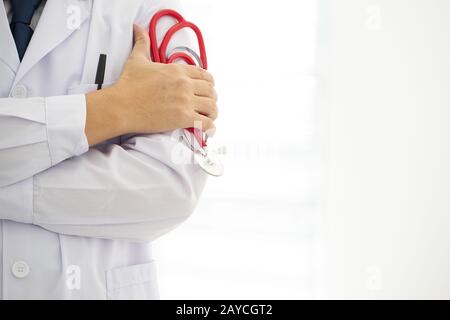 Porträt einer unbekannten jungen männlichen Arzt Holding ein Stethoskop. Stockfoto