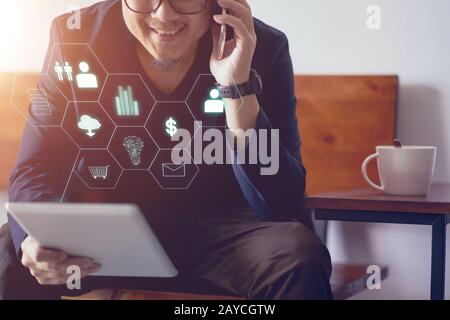 Mann mit digitalen tablet Online- Banking- und Zahlung. Unscharfer Hintergrund. Stockfoto