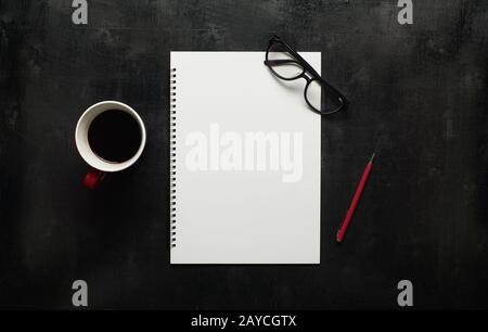 Schwarzer Schreibtisch aus Holz mit Brille Stockfoto