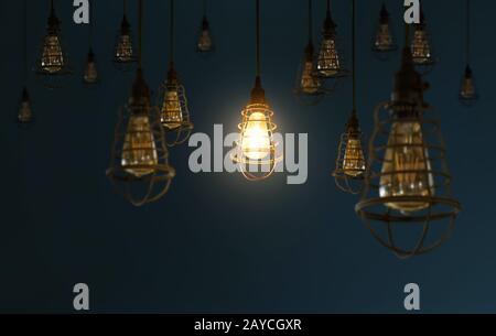 Hängen Sie Retro-Glühbirnen Dekor auf dunkelblauem Hintergrund mit einem isolierten glühen. Stockfoto