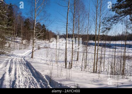 Ivanovo, Russland - 02/08/2020: Landschaft mit einem kleinen Fluss an einem sonnigen Wintertag und einem blauen wolkenlosen Himmel. Stockfoto