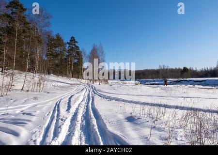 Ivanovo, Russland - 02/08/2020: Landschaft mit einem kleinen Fluss an einem sonnigen Wintertag und einem blauen wolkenlosen Himmel. Stockfoto