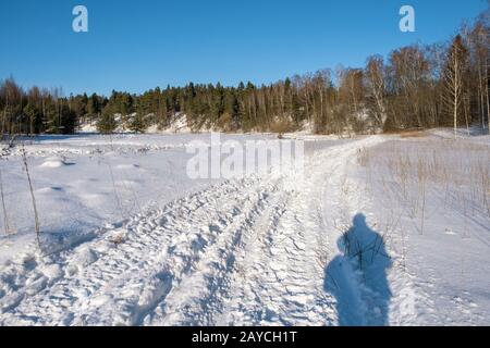 Ivanovo, Russland - 02/08/2020: Landschaft mit einem kleinen Fluss an einem sonnigen Wintertag und einem blauen wolkenlosen Himmel. Stockfoto