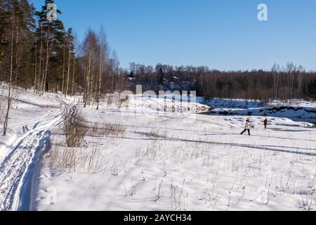 Ivanovo, Russland - 02/08/2020: Landschaft mit einem kleinen Fluss an einem sonnigen Wintertag und einem blauen wolkenlosen Himmel. Stockfoto