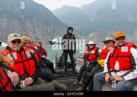 Ein Tierkreis des Kreuzfahrtschiffs Safari Endeavour, das vor dem Sawyer-Gletscher in Tracy Arm in der Nähe von Juneau, Alaska, Vereinigte Staaten von Amerika unterwegs ist. Stockfoto