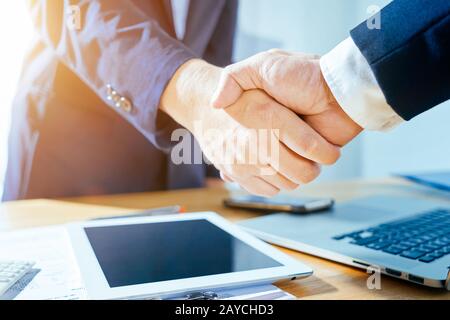 Nahaufnahme von zwei Geschäftsmänner Hände schütteln bei der Beendigung einer Versammlung. Stockfoto