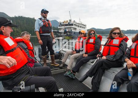 Passagiere des Kreuzfahrtschiffs Safari Endeavour in einem DIP-Tierkreis in Windham Bay, Stephens Passage, in Alaska bei Juneau, Tongass National Forest, Ala Stockfoto