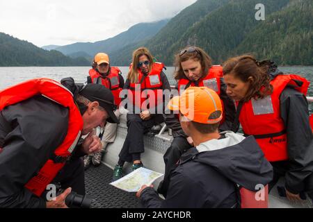 Passagiere des Kreuzfahrtschiffs Safari Endeavour in einem DIP-Tierkreis in Windham Bay, Stephens Passage, in Alaska bei Juneau, Tongass National Forest, Ala Stockfoto
