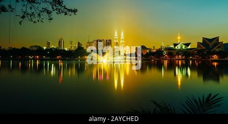 Nachtansicht des Kuala Lumpur City mit herrlichem Reflexion im Wasser Stockfoto