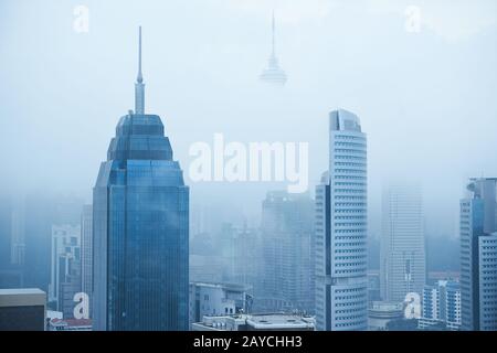 Draufsicht der nebligen Skyline von Kuala Lumpur am Morgen. Stockfoto