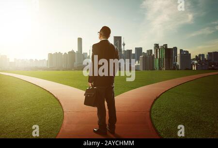 Zwei Straßengeschäfte für Ihre ausgewählte Wahl Erfolg oder Misserfolg mit Ihrer Karriere und Ihrem Ziel. Stockfoto