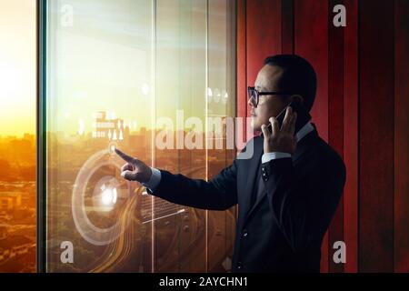 Intelligente Geschäftsmann mit Hilfe der modernen Technologien Analyst marketing und Finanzen Geschäft wachsen. Stockfoto