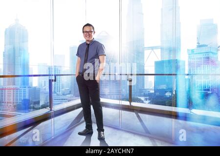 Volle Länge Portrait von Happy 30s 40s Asiatische Geschäftsmann. Stockfoto
