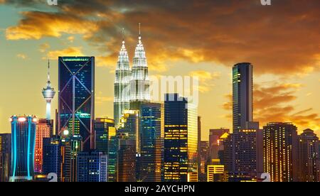 Kuala Lumpur City Skyline mit urbanen Wolkenkratzer bei Sonnenuntergang. Stockfoto