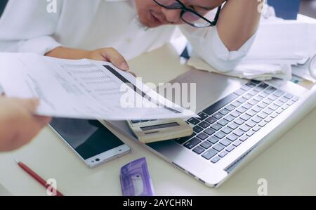 Buchhalter Geschäftsmann arbeiten im Büro mit einem Stress. Stockfoto
