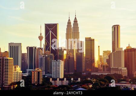 Dramatische Kulisse der Stadt Kuala Lumpur bei Sonnenuntergang Stockfoto