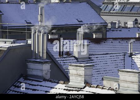 Rauchen in einem chmineys sowy Urban Winter Szene in Wien/Österreich. Heizung Energie und Umweltverschmutzung Konzept. Stockfoto