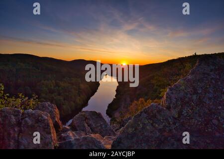 Abend über dem Fluss Stockfoto