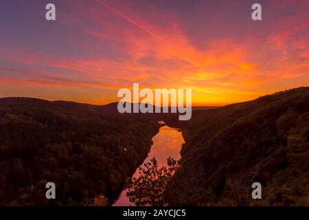 Abend über dem Fluss Stockfoto