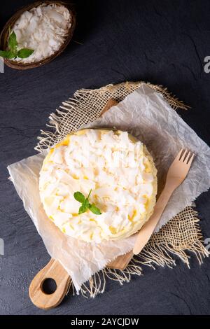 Ein einfacher Quark-Kokosnuss-Kuchen aus der Zinn Stockfoto