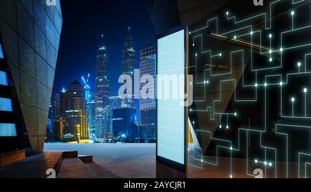 Leere Anzeigentafel mit intelligentem Kommunikationsdesign Netzwerk von Dingen. Moderner Hintergrund der Skyline der Stadt. Stockfoto