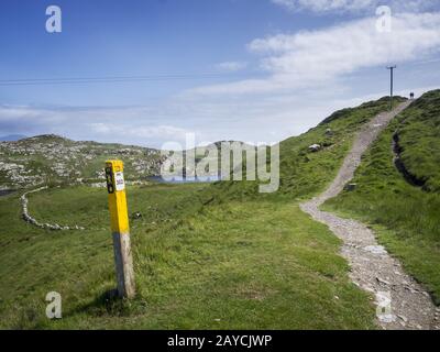 Fußweg in irland auf dem Weg zum Leuchtturm Stockfoto