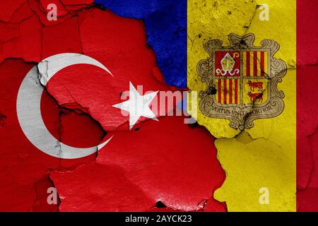 Flaggen der Türkei und Andorra auf gerissene Wand gemalt Stockfoto