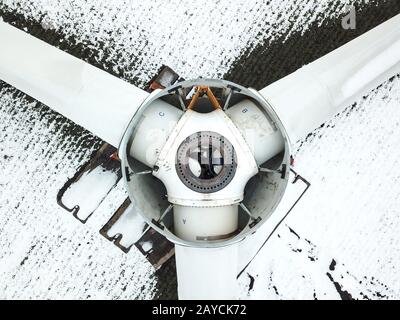 Montierter Rotor einer Windenergieanlage vor der Demontage Stockfoto