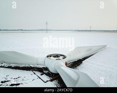 Montierter Rotor einer Windenergieanlage vor der Demontage Stockfoto