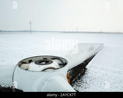 Montierter Rotor einer Windenergieanlage vor der Demontage Stockfoto