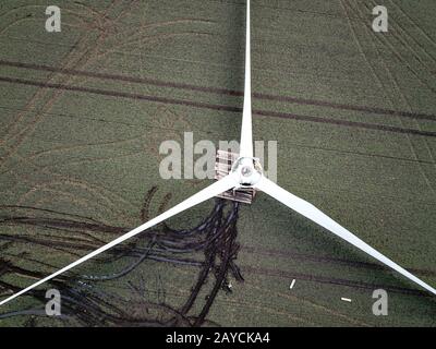 Montierter Rotor einer Windenergieanlage vor der Demontage Stockfoto