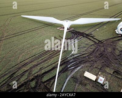 Montierter Rotor einer Windenergieanlage vor der Demontage Stockfoto