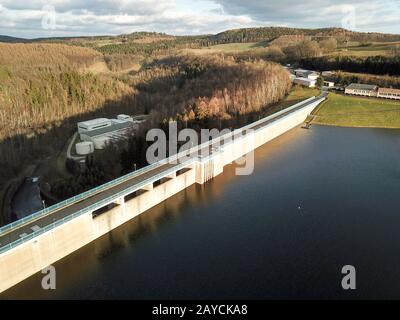 Drohnenfoto von Staudamm und Staubecken in Gottleuba Stockfoto