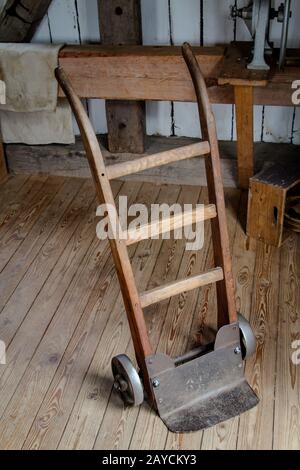 Ein sehr alter Holzhandwagen, wie er in alten Mühlen verwendet wird Stockfoto