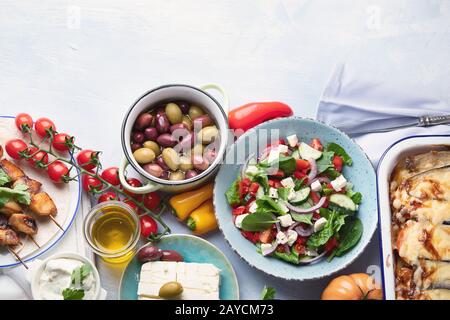 Griechische Küche. Moussaka, Meze, Souvlaki, Fisch, Pita, griechischen Salat, Tzatziki, Oliven und Gemüse. Traditionelle griechische Gerichte. Draufsicht Stockfoto