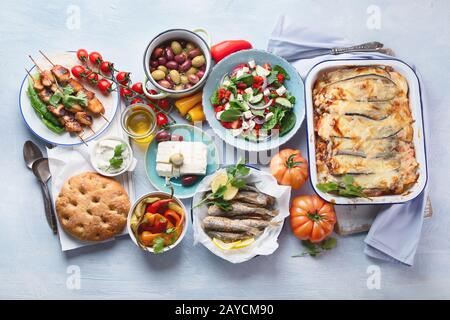 Griechische Küche. Moussaka, Meze, Souvlaki, Fisch, Pita, griechischen Salat, Tzatziki, Oliven und Gemüse. Traditionelle griechische Gerichte. Draufsicht Stockfoto