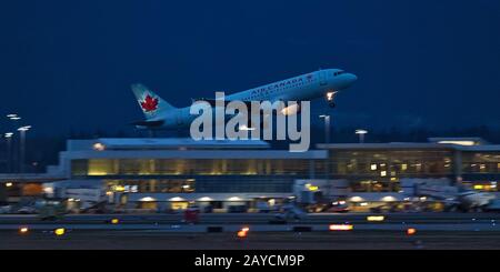 Richmond, British Columbia, Kanada. Februar 2020. Ein eingangiger Air Canada Airbus A320 (C-FKCK) wird in der Abenddämmerung vom internationalen Flughafen Vancouver aus eingesetzt. Kredit: Bayne Stanley/ZUMA Wire/Alamy Live News Stockfoto