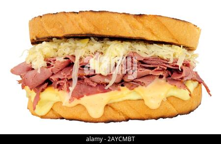 Sandwich im Pastrami-Reuben-Stil mit Sauerkraut und Schweizer Käse isoliert auf weißem Grund Stockfoto