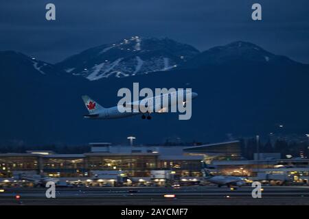 Richmond, British Columbia, Kanada. Februar 2020. Ein eingangiger Air Canada Airbus A320 (C-FKCK) wird in der Abenddämmerung vom internationalen Flughafen Vancouver aus eingesetzt. Kredit: Bayne Stanley/ZUMA Wire/Alamy Live News Stockfoto