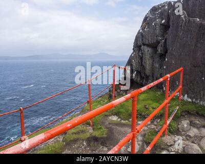 Rotes Geländer an einer Klippe am Sheeps-Kopf-Leuchtturm Stockfoto