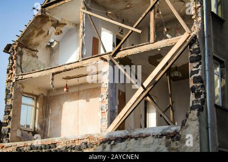 Der gesamte Gable fehlt einem Haus, es wird abgerissen Stockfoto