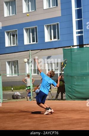 Orenburg, Russland - 15. August 2017 Jahr: Tennisjungen auf den Preisen des Tennisverbands Stockfoto