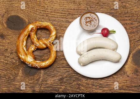 Bayerische Kalbswurst mit Brezel Stockfoto