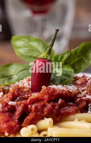Rigatoni Pasta mit Tomatensauce Stockfoto
