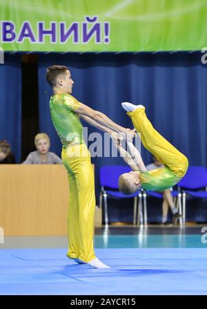 Orenburg, Russland, 26.-27. Mai 2017 Jahre: Jungs treten bei der Open Championship in der Sportakrobatik an Stockfoto